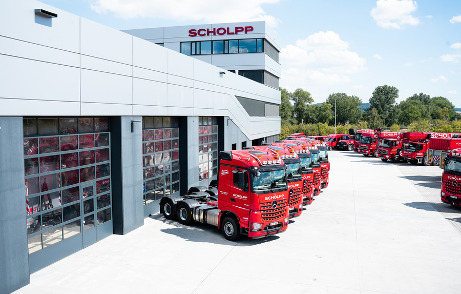 Fünf neue Sattelzugmaschinen sind in Leonberg eingetroffen und werden von dort aus an die verschiedenen Niederlassungen verteilt.